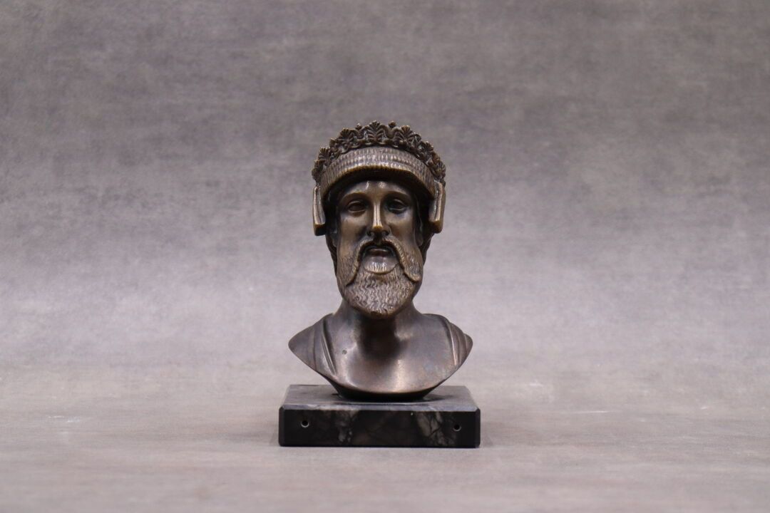 Buste d'homme An Antique style bust of a crowned man in bronze with brown patina&hellip;