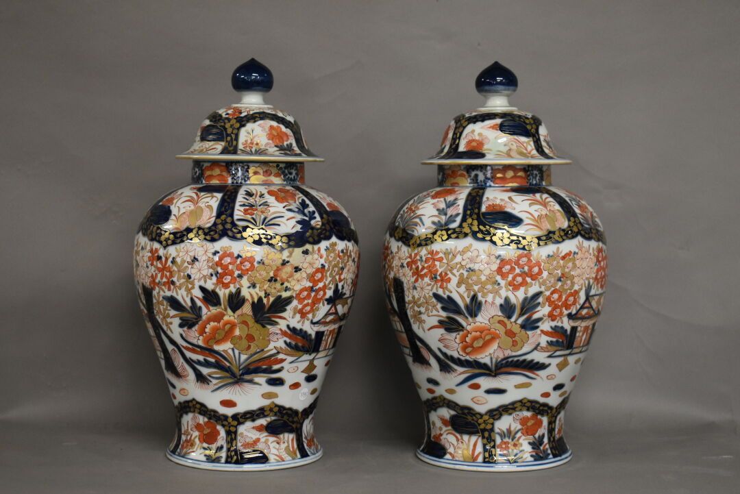 CHINE 中国。一对有伊万里装饰的瓷器花瓶。高度：48厘米。恢复到其中一个人的脖子。