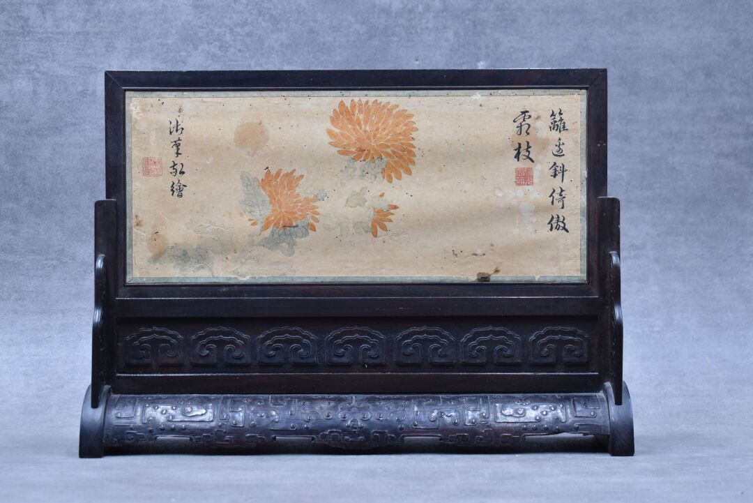 CHINE CHINA. Geschnitzter Gelehrtenschirm aus Holz, der ein Gemälde auf Papier e&hellip;