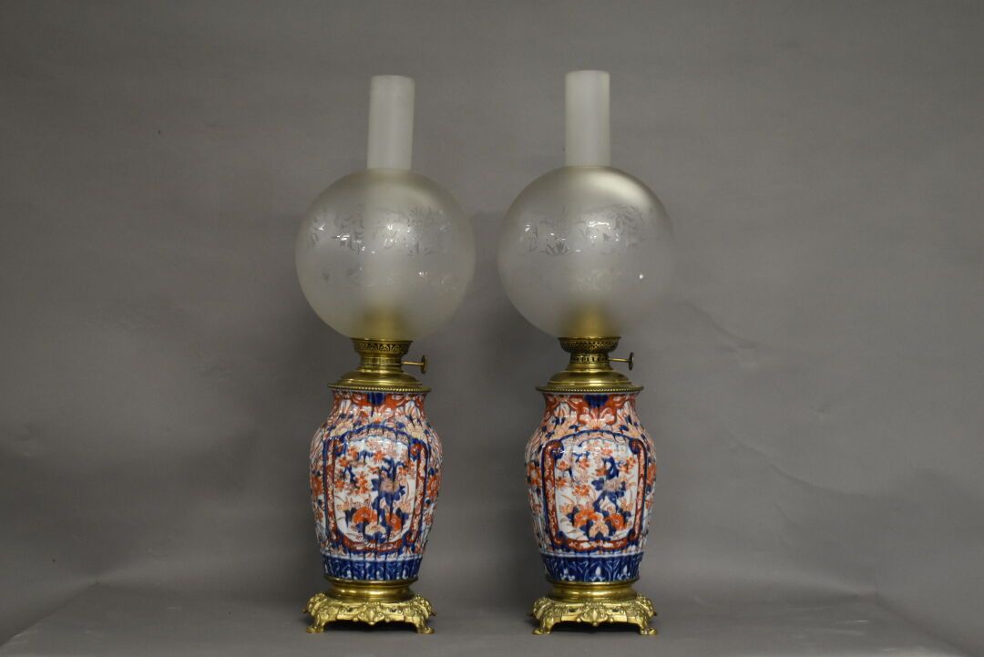 JAPON JAPAN. Pair of ceramic oil lamps with Imari decoration mounted on chased a&hellip;