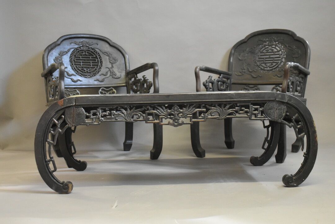 VIETNAM 越南。客厅包括1张茶几和4把扶手椅，用乌木雕刻，有镂空的装饰，弯曲的腿以涡旋结束。桌子的尺寸：40.5 x 117 x 54.5厘米 扶手椅的尺&hellip;