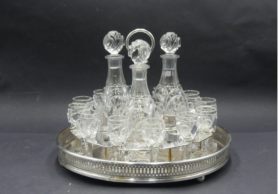 CRISTALLERIE DU CREUSOT. 克鲁索特的水晶工厂。模制和切割水晶的完整酒柜，带有锯齿状的椭圆装饰，包括三个醒酒器和12个方形酒杯。 在其镀银&hellip;