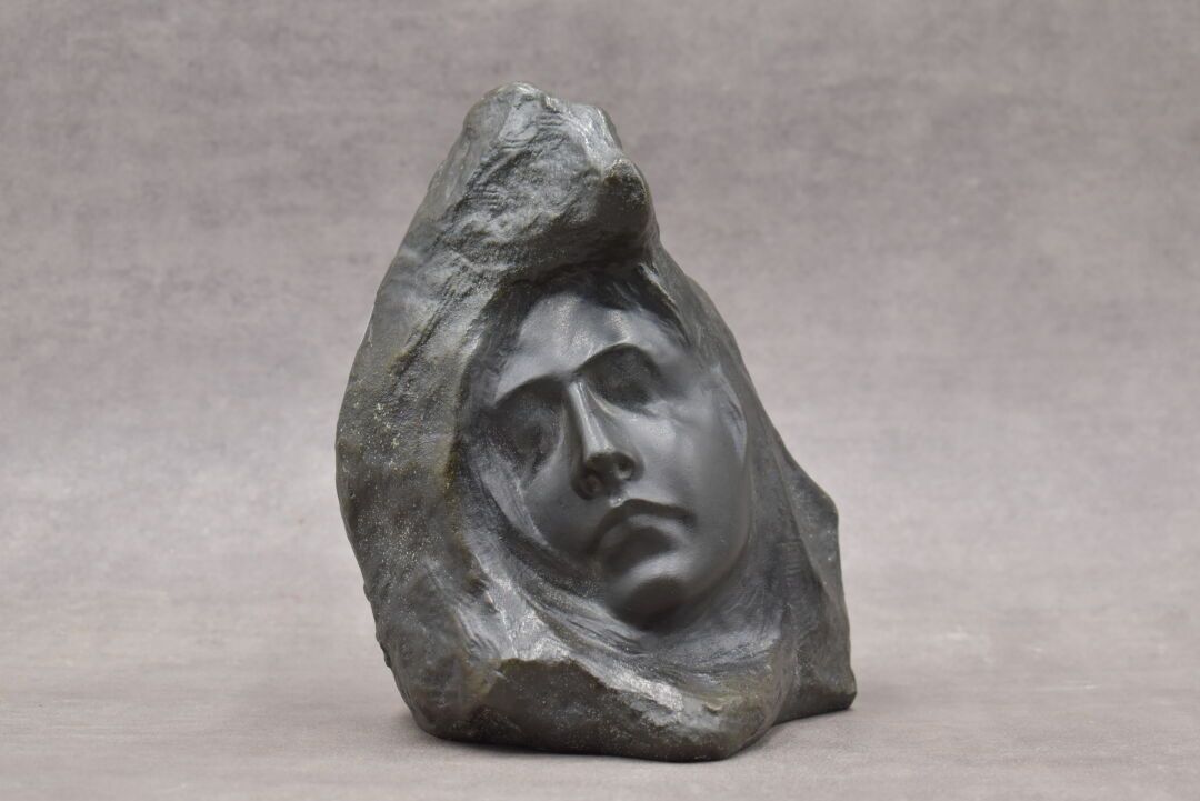 G VERONA G VERONA. Face of a woman, bronze with green patina. Height : 19 cm