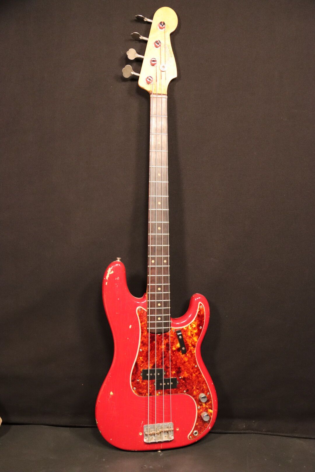 Null FENDER PRECISION BASSE 1962 FIESTA RED. N°: 81959. Vernis non d'origine. To&hellip;