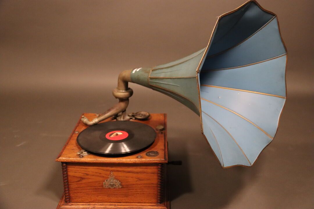 Null Gramophone, base en bois, tête de lecture Pathé, à pavillon bleu. Hauteur d&hellip;