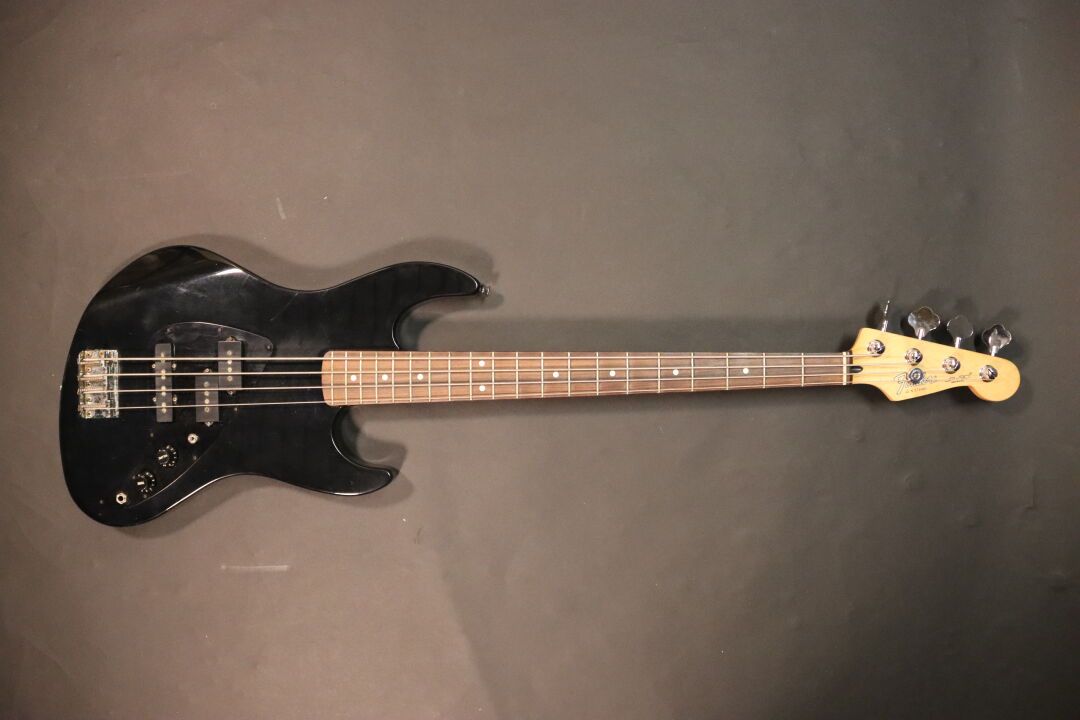 Null GUITARE BASSE, N°010982 JP 90 FENDER. Étui d'origine. Année 1990.



Expert&hellip;