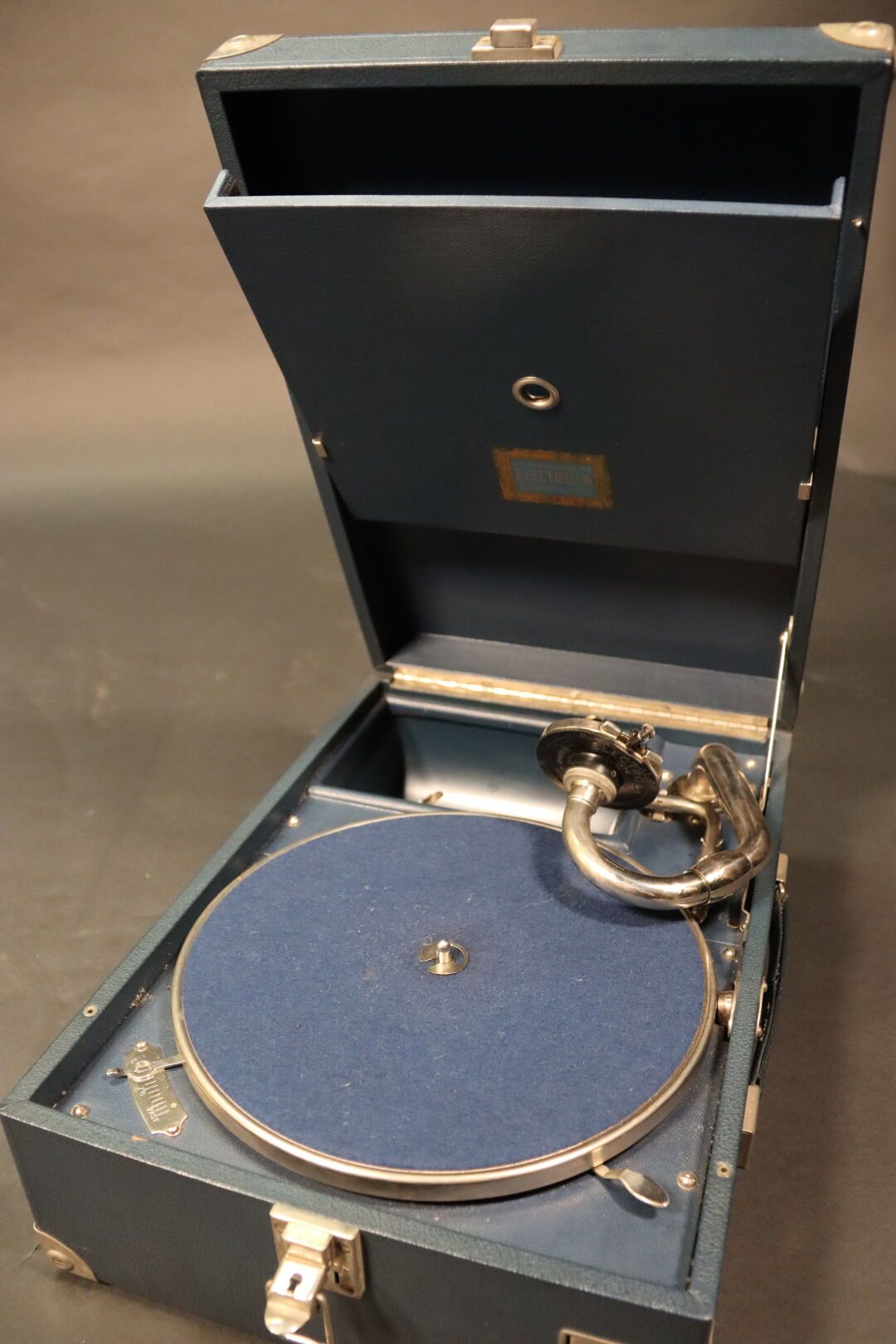 Null Gramophone ELECTROLA dans son coffret, on joint 88 disques en classeurs