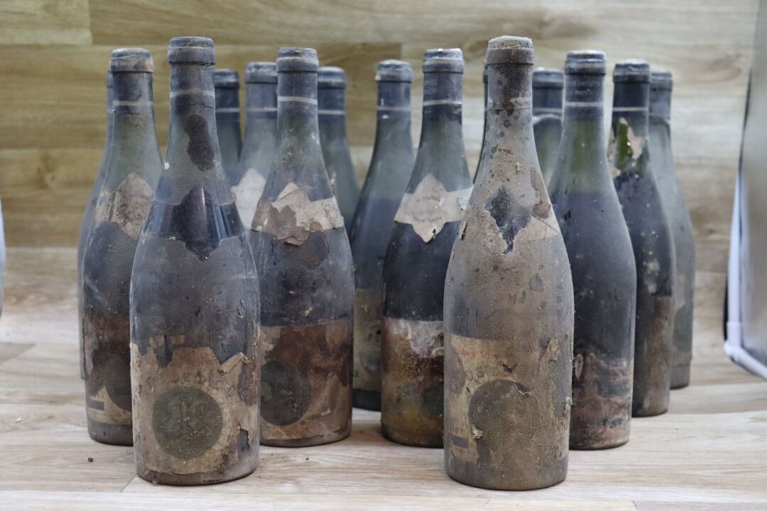 Null 17 bouteilles CLOS DE L'ECU Grand Vin de Beaune, U6 Jaboulet-Verchère 1937.&hellip;