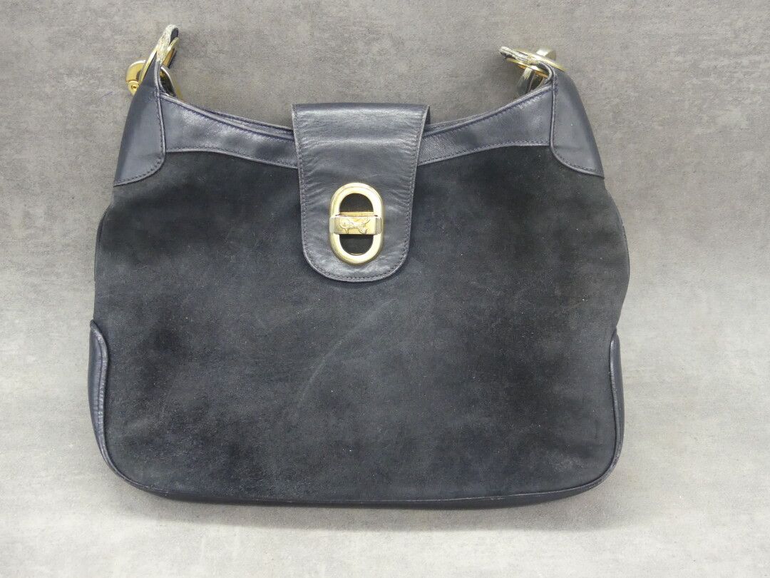 Null CELINE. Shoulder bag in suede and leather. Size : 23 x 31 cm