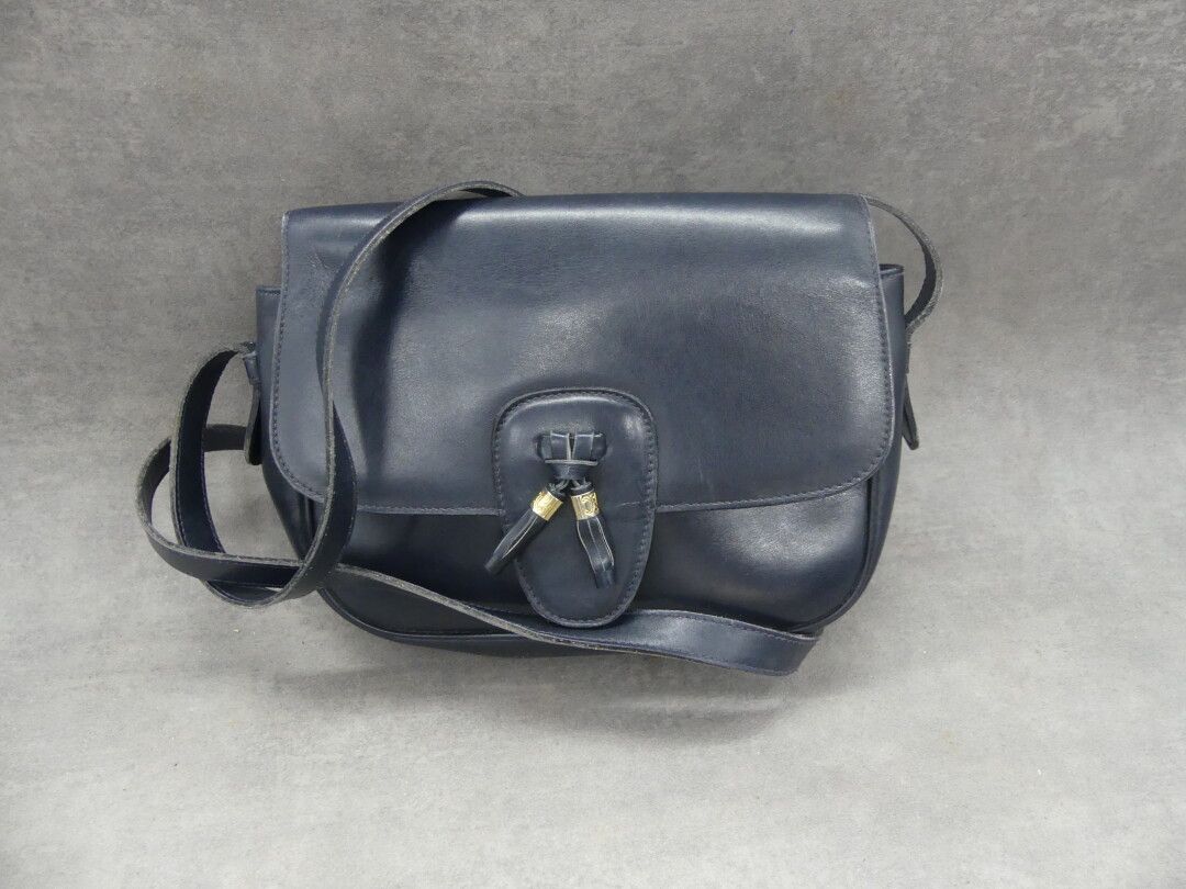 CELINE CELINE. Pequeño bolso de cuero azul marino con borlas. Dimensiones: 23 x &hellip;