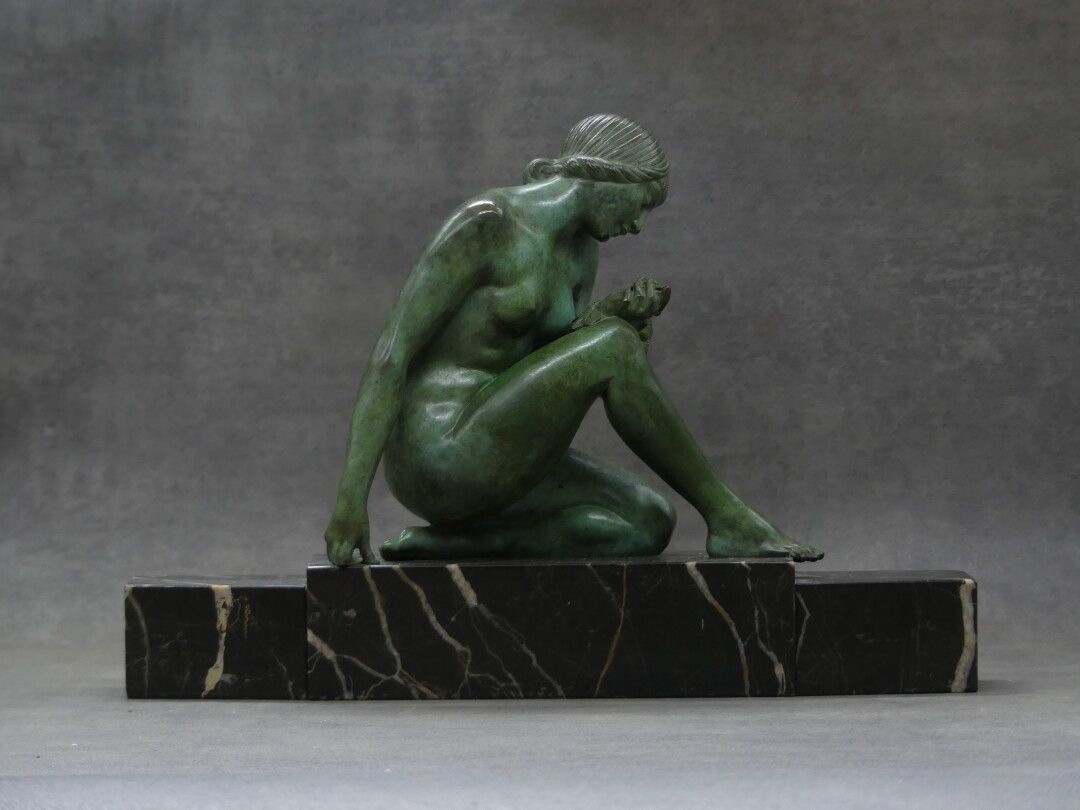 Null Pierre LE FAGUAYS (1892-1962). Femme à la rose, bronze à patine verte. Sign&hellip;