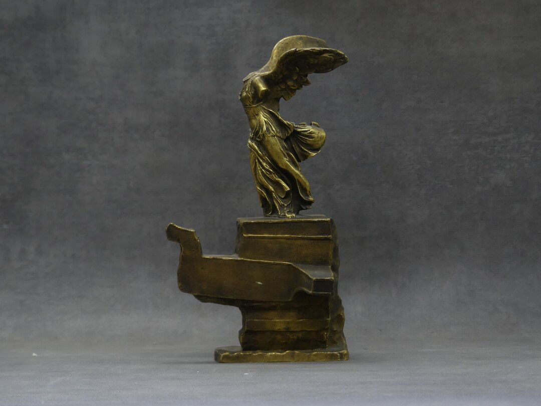Null La Victoire de Samothrace, bronze à patine mordorée. Fondeur Siot Paris. Ha&hellip;