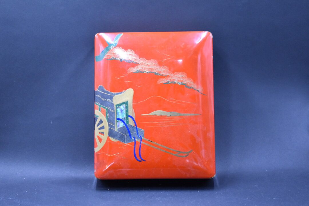 Null JAPÓN. Caja rectangular de madera lacada en rojo decorada con un carro. Dim&hellip;