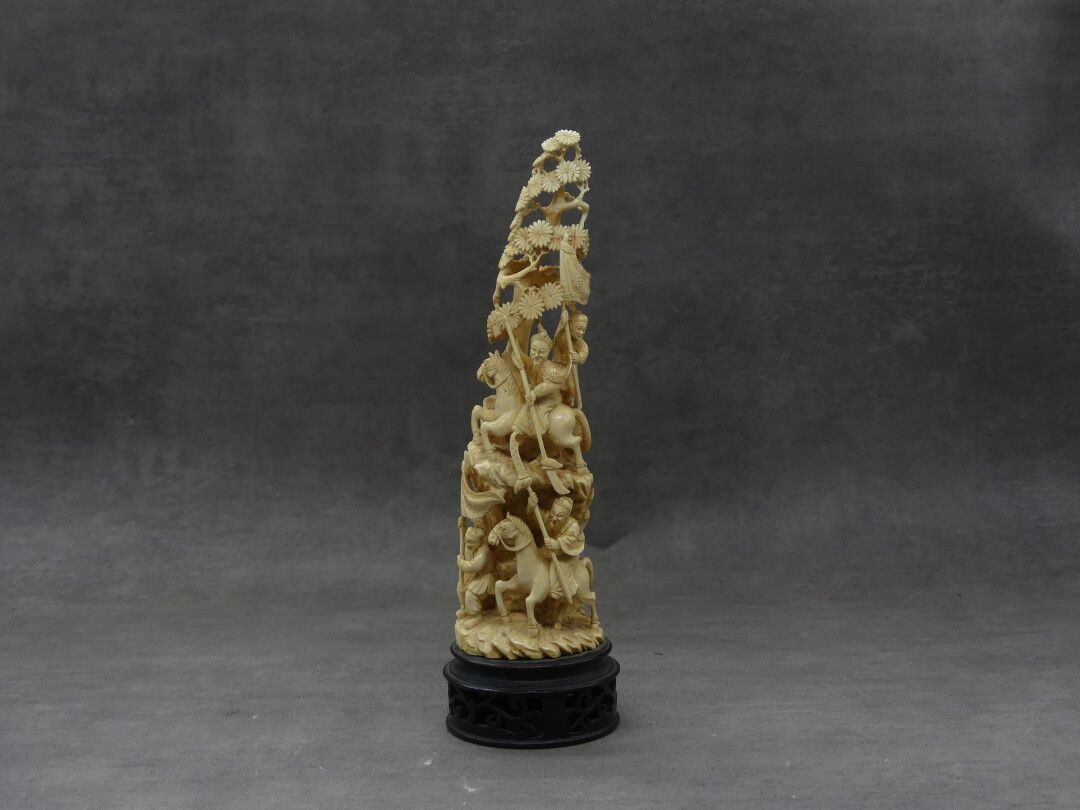 Null CHINA. Un grupo de jinetes de marfil calado. Altura : 29,5 cm