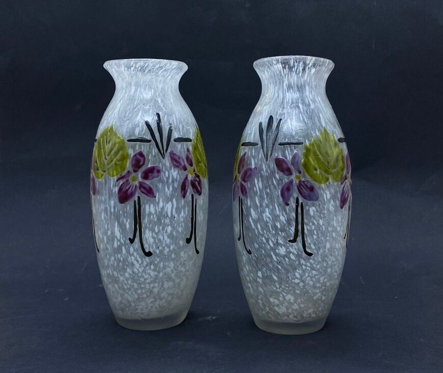 LEGRAS LEGRAS. Paire de vases en verre moucheté émaillé à décor de fleurs, signé&hellip;