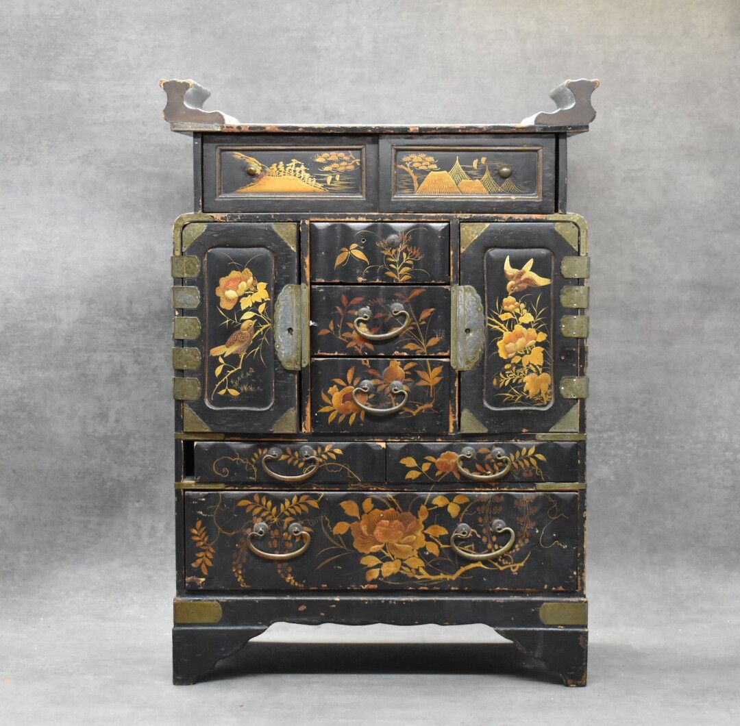 CABINET JAPON. Cabinet en bois laqué noir ouvrant par 6 tiroirs et deux portes à&hellip;