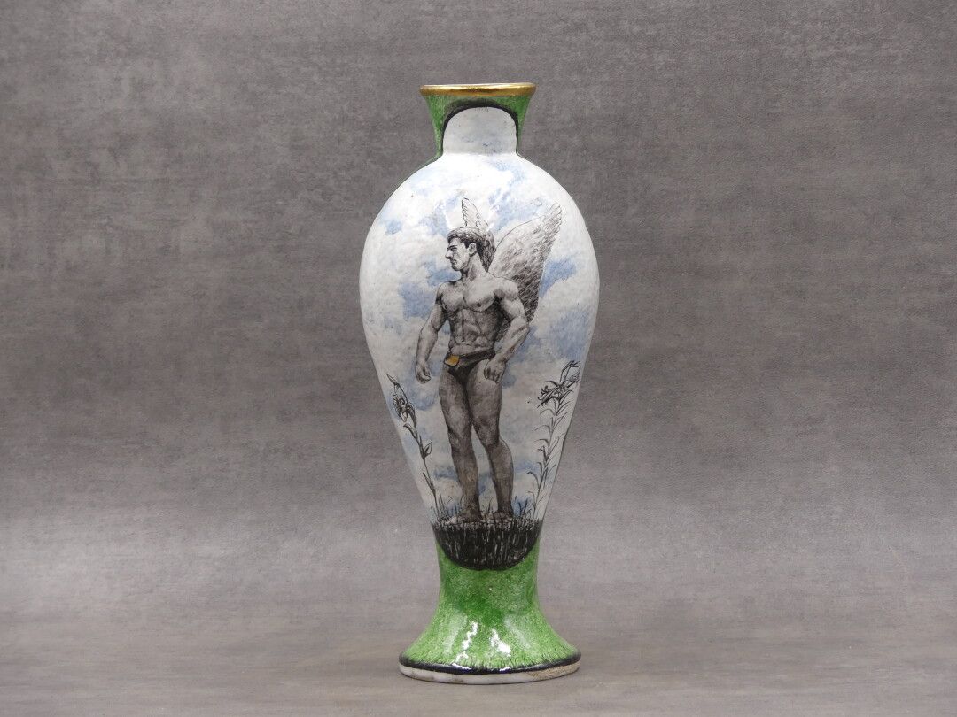 Null Vase piedouche en céramique polychrome à décor d'un homme ailé. Hauteur : 3&hellip;