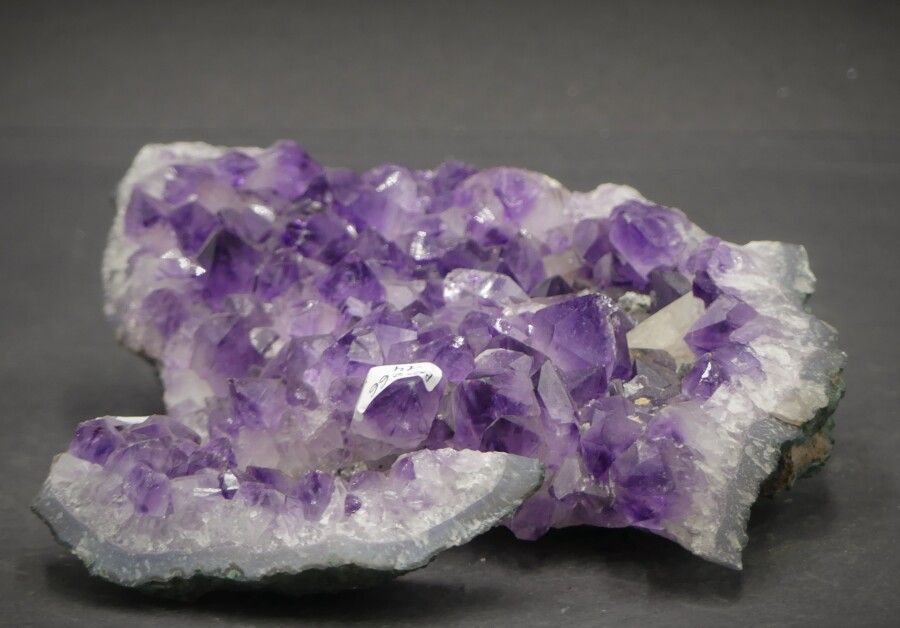 Réunion de deux morceaux d'améthiste 两块紫水晶的相遇。尺寸：20x15厘米和12x5厘米。