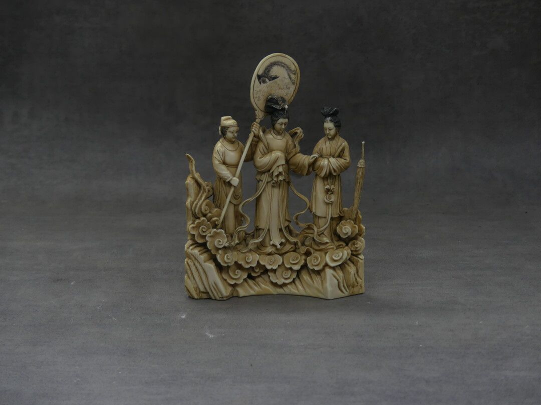 Null CHINE. Imporgtant groupe en ivoire sculpté. Circa 1900. Dimensions : 19 x 1&hellip;