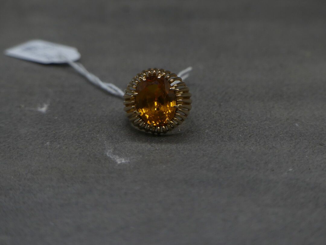 Null 镶嵌有紫水晶的黄金戒指。毛重：8.77克。石头的尺寸：6 x 8毫米