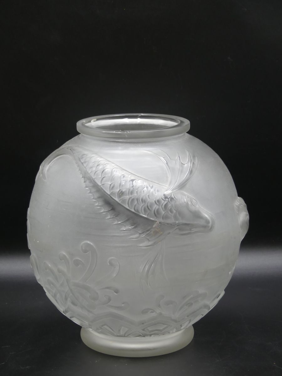 Vase boule en verre moulé Vase boule en verre moulé à décor de poissons. Hauteur&hellip;