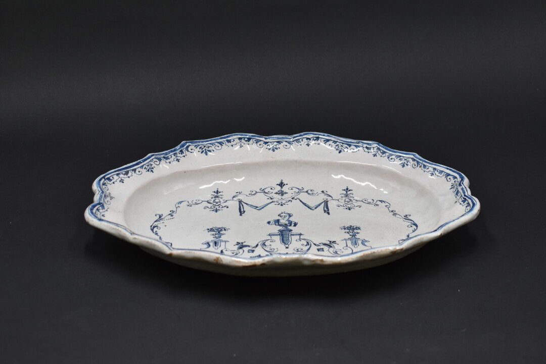 MOUSTIERS MOUSTIERS (?), 18th century. Large dish with contoured edges. Blue dec&hellip;