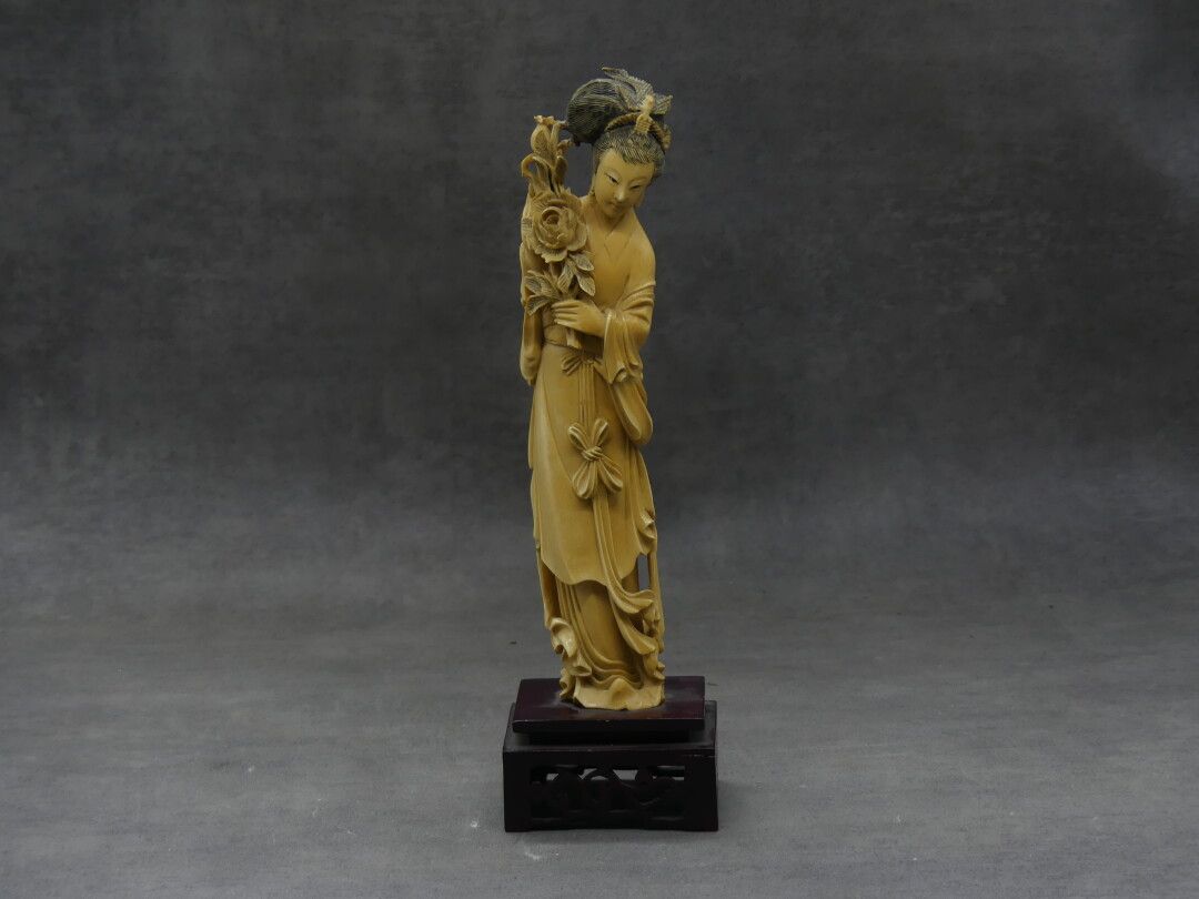 Null CHINE. Okimono en ivoire sculpté d'une femme au bouquet de fleurs sur socle&hellip;
