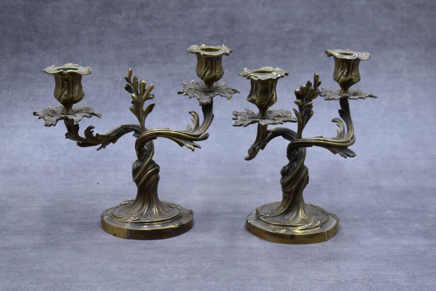 Une paire de chandeliers rocaille en bronze style Louis XV. Une paire de chandel&hellip;