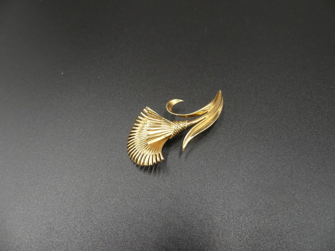 OR, Broche A brooch in yellow gold, eagle head mark, weight 9g.