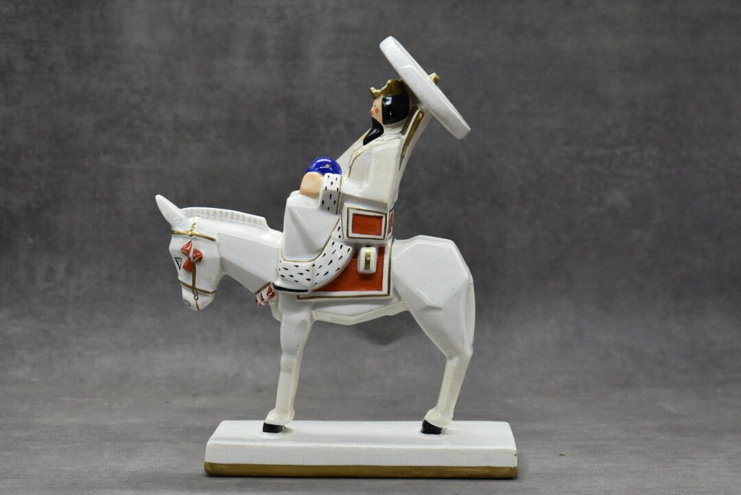 Null ROBJ PARIS。多色和镀金陶器上的冠状人骑马，珐琅质破裂。底座下有标记。尺寸：26.5 x 18.4 x 7.8厘米