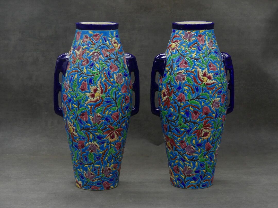 Null LONGWY. Paire de vase en céramique polychrome à deux anses Marquée sous la &hellip;