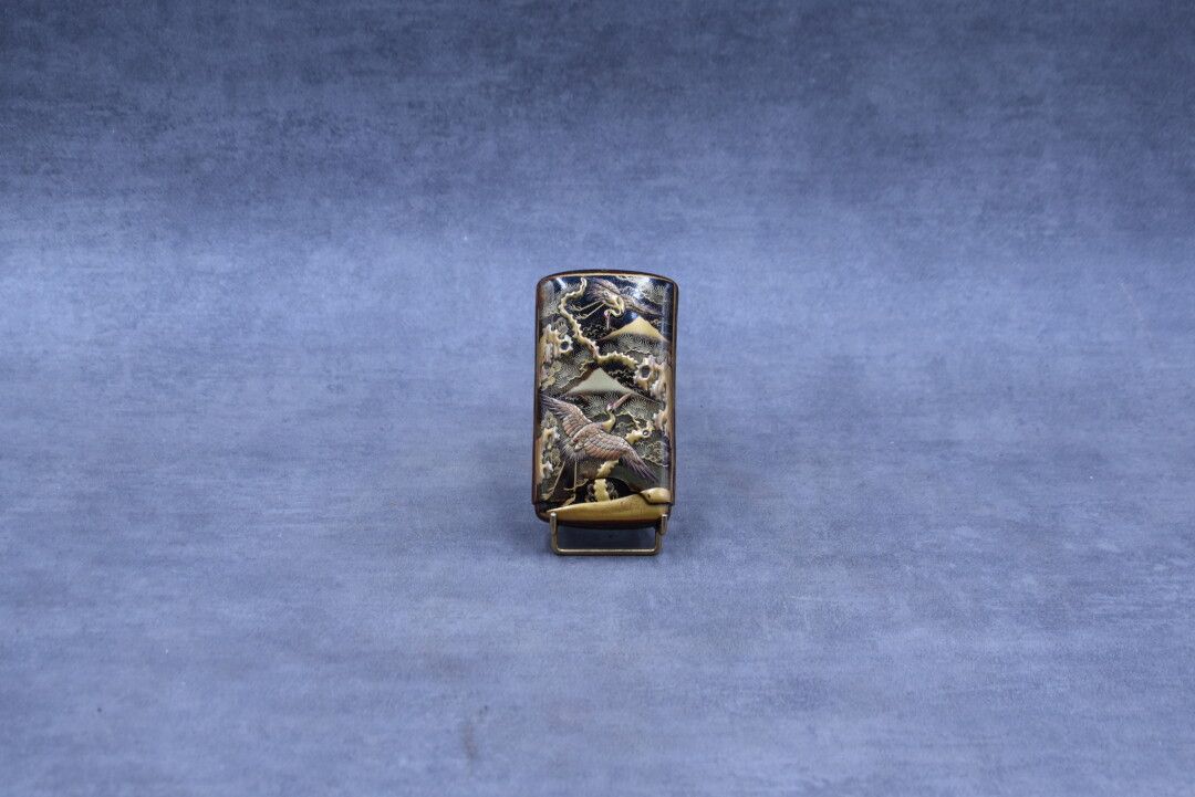 Null 日本。玳瑁色的香烟盒，有Nashiji和hiramaki-e装饰。尺寸：12 x 6,5厘米。