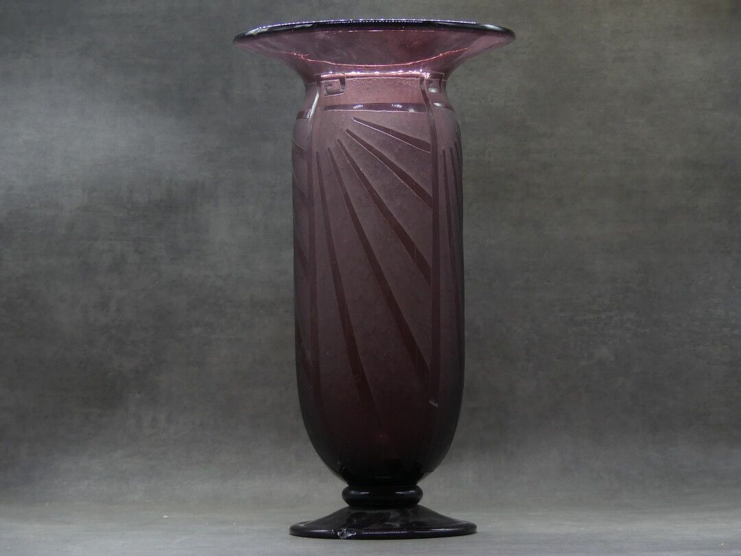 Null SCHNEIDER. Vase en verre rose à décor géométrique givré dégagé à l'acide. S&hellip;