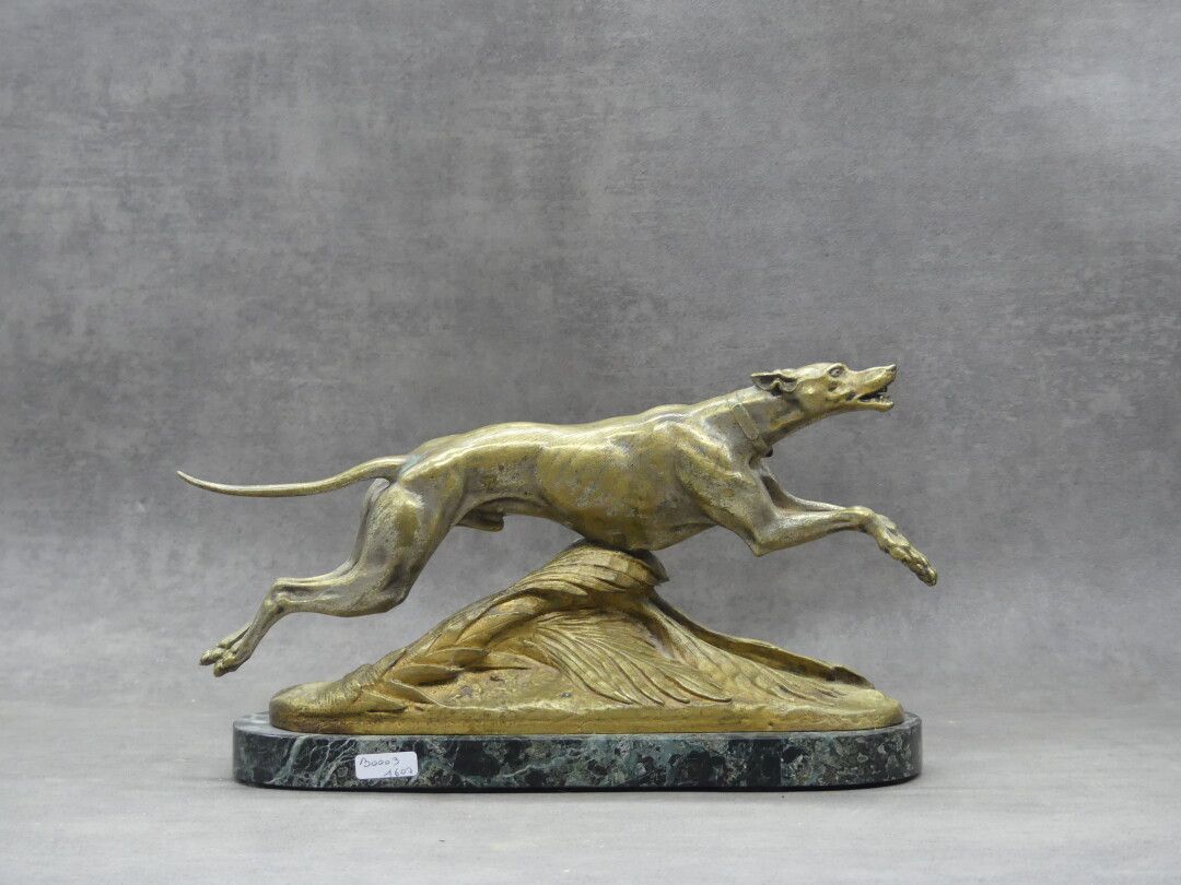 Null 阿尔弗雷德-杜布坎德（1828-1894），比赛中的灰狗，青铜，有金色的铜锈。底座上有签名，印有青铜。黑色大理石底座。总尺寸：18 x 32 x 10&hellip;