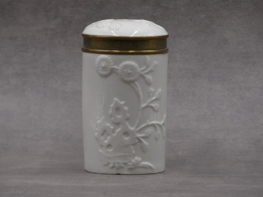 Pot couvert en porcelaine blanche Pot couvert en porcelaine blanche à décor de f&hellip;
