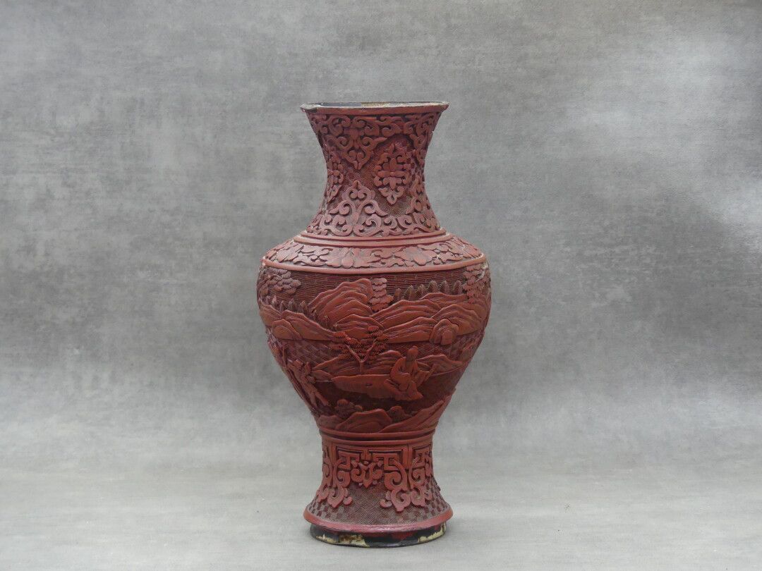 CHINE CHINE - PEKIN. Vase balustre en porcelaine rouge à décor de personnages. M&hellip;