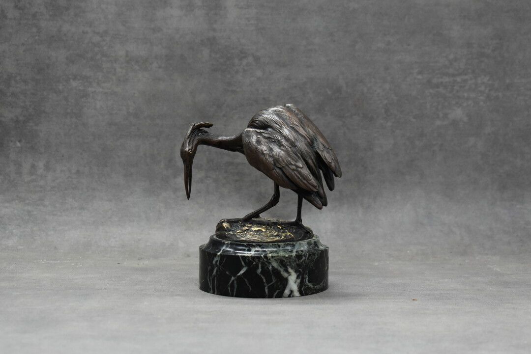 Null Heron in bronze with brown patina, green marble base. Height : 16,5 cm