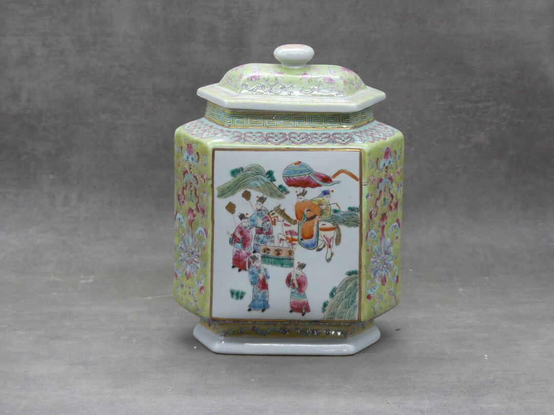 CHINE. Pot-couvert CHINE. Pot-couvert en porcelaine hexagonale à décor de person&hellip;