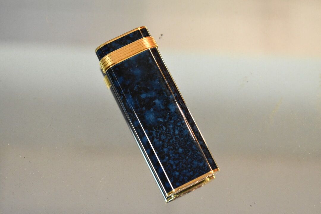 Null CARTIER. Must collection. Lighter in gold metal and blue lacquer, numbered &hellip;