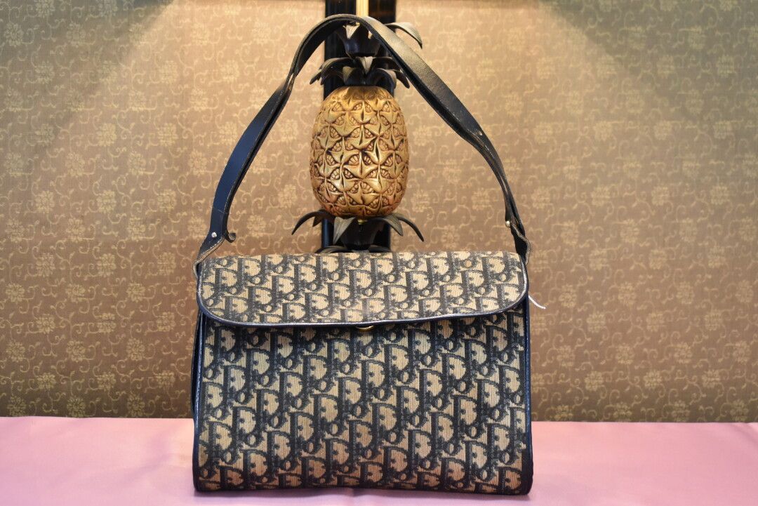 Null CHRISTIAN DIOR. Bolso de lona tejida con monograma y cuero azul marino, con&hellip;