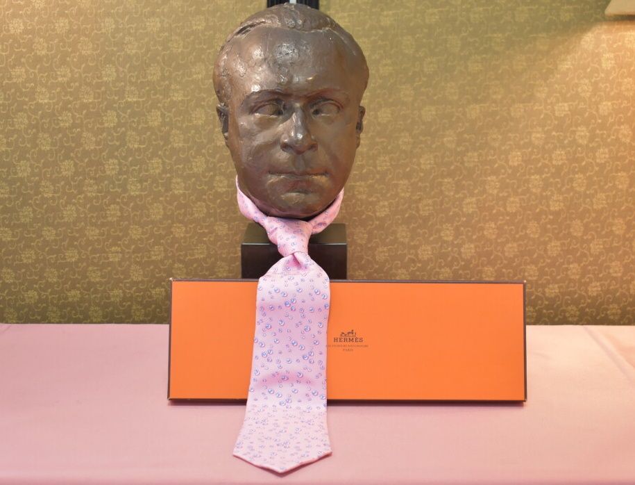 HERMES HERMES. Corbata de seda, fondo rosa caramelo con decoración de gotas de a&hellip;