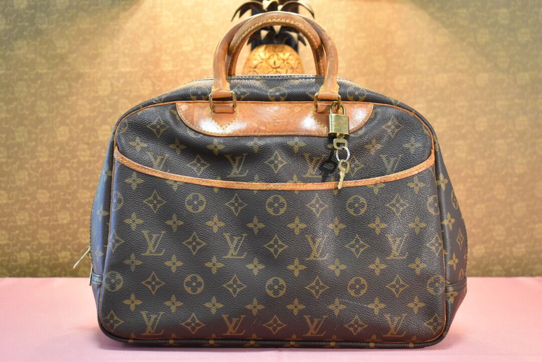 Null LOUIS VUITTON. Deauville model. Handbag in monogram canvas and natural leat&hellip;