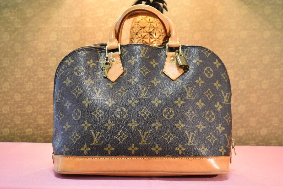 Null LOUIS VUITTON. Alma model. Handbag in monogram canvas and natural leather, &hellip;