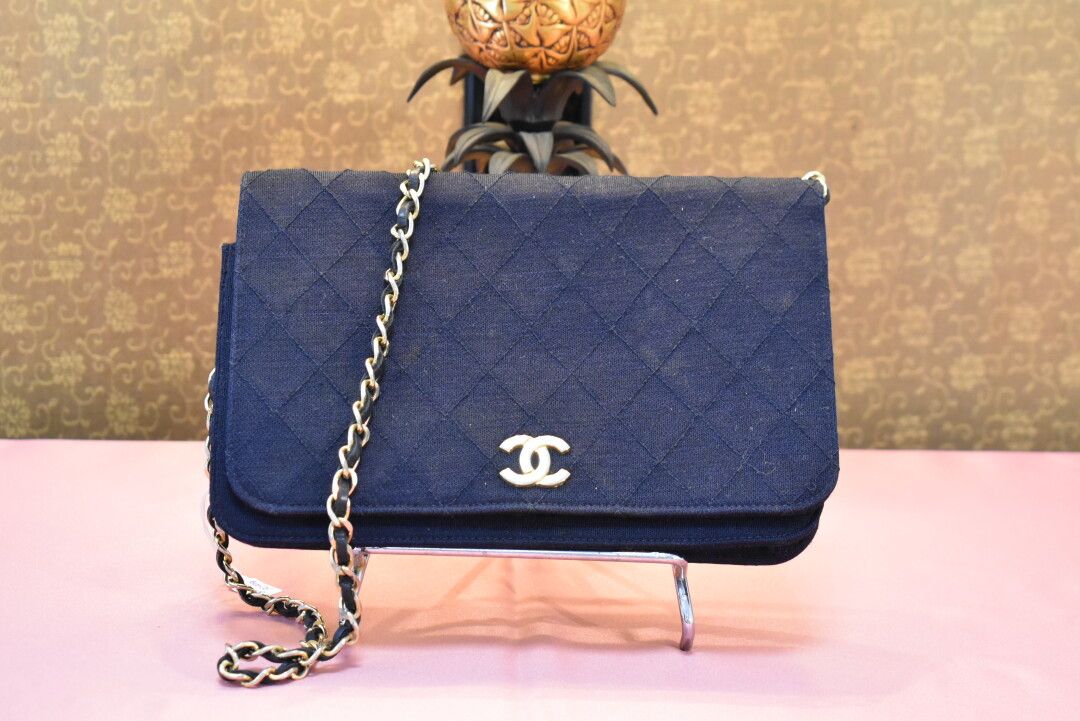 Null CHANEL. Navy blue jersey clutch bag with flap, red vinyl interior (cracks).&hellip;