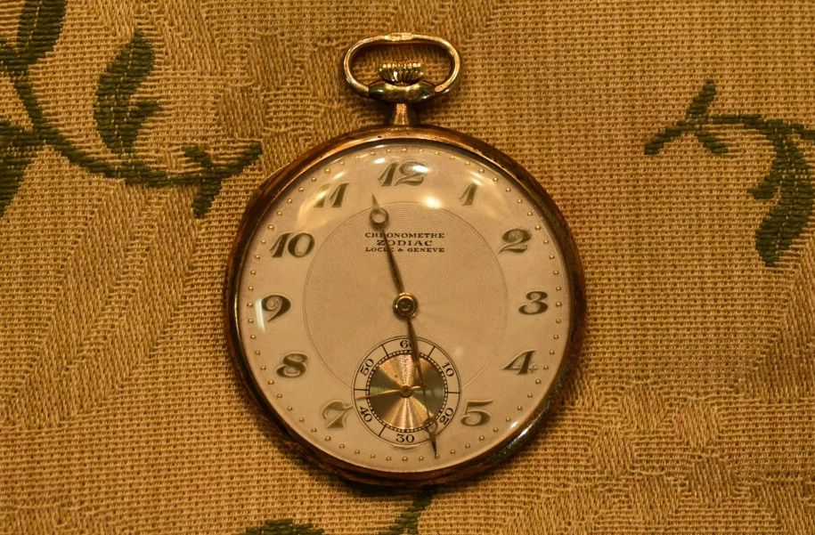 Null Locle & Geneva. Zodiac. Chronometer with 18k gold case, cream dial with Ara&hellip;
