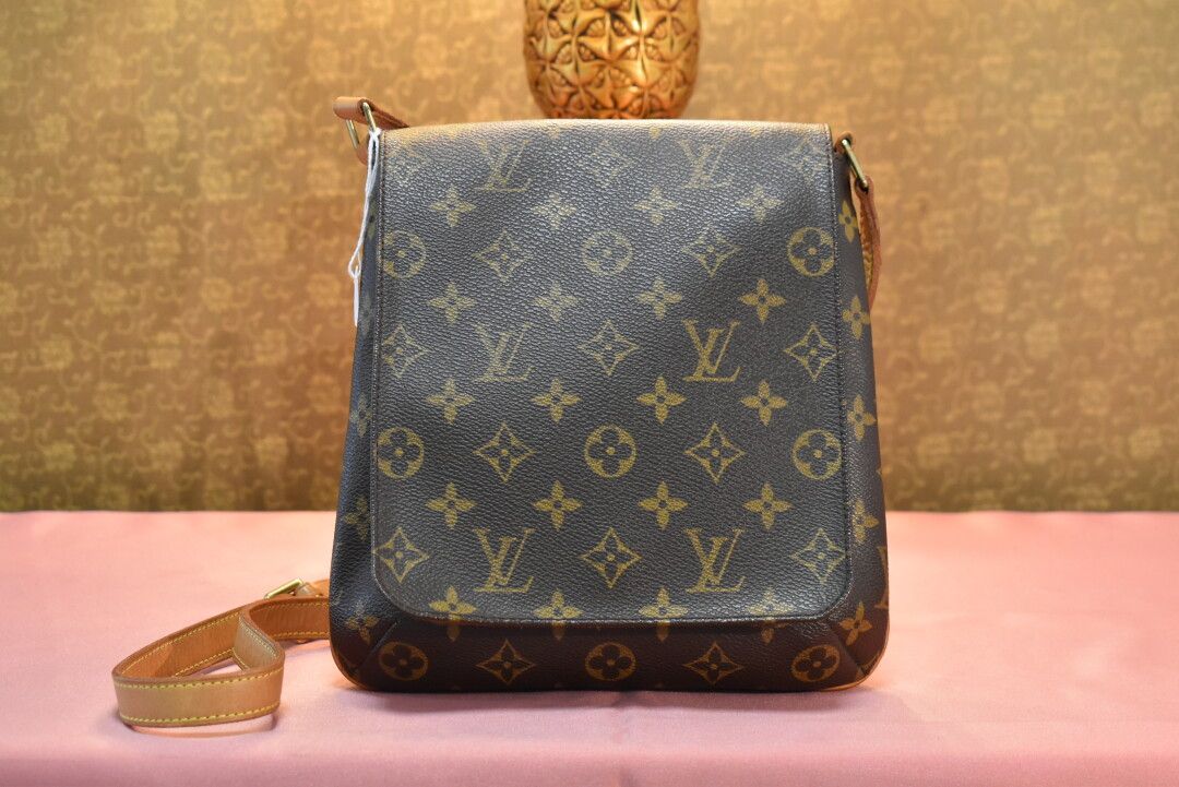 Null LOUIS VUITTON. Musette bag in monogram canvas and leather, inside in graine&hellip;
