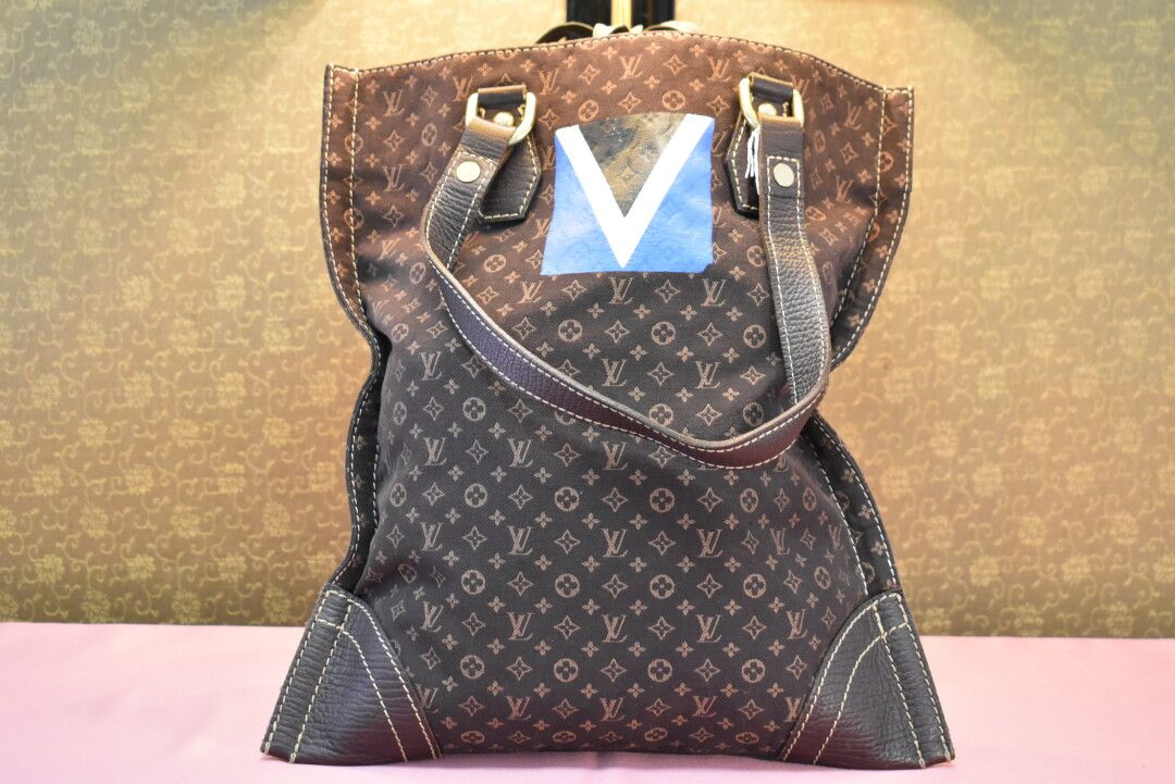 Null LOUIS VUITTON. Flat tote bag in damask cotton canvas decorated with the Vui&hellip;