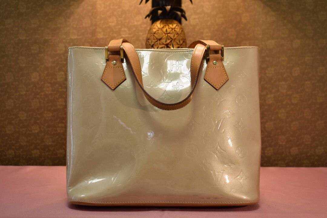 Null LOUIS VUITTON. Handbag in beige patent leather and natural leather, inside &hellip;