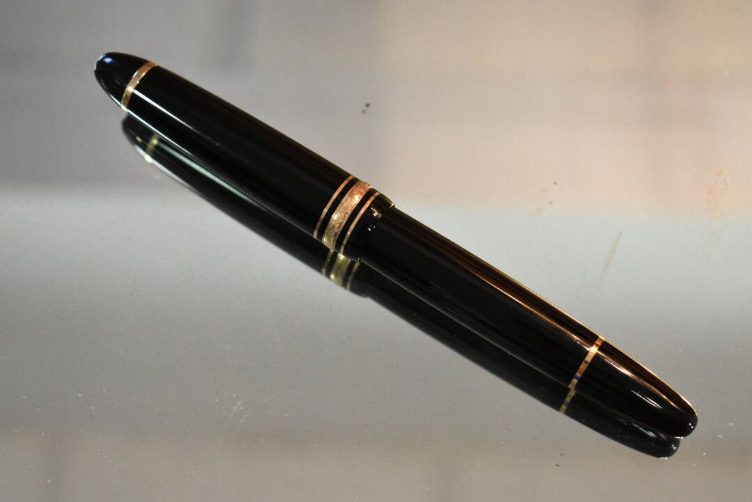 MONTBLANC MONTBLANC model 4810. 18K gold fountain pen. In box with warranty.