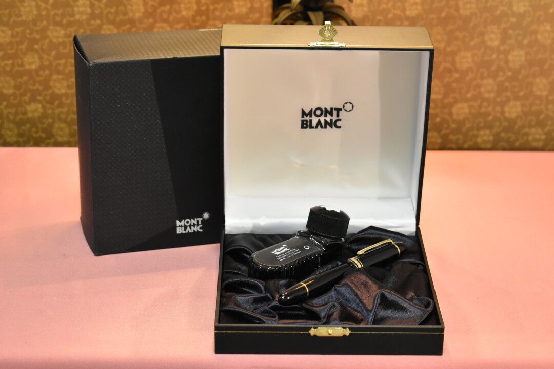Null MONTBLANC. Meisterstück box with a 50ml inkwell and a black resin fountain &hellip;
